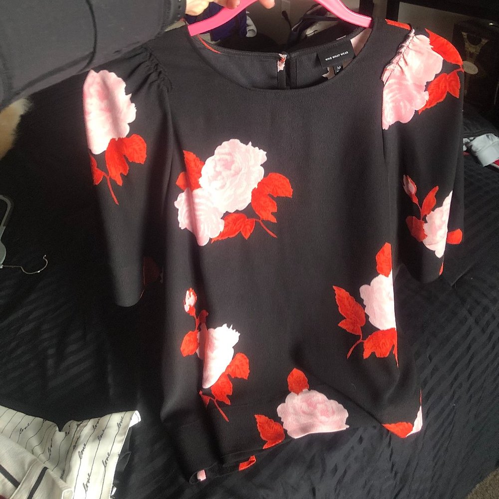 Pink/red floral puff sleeve blouse